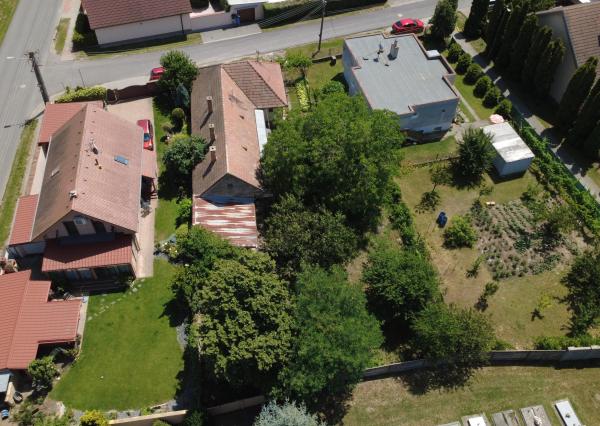 NA PREDAJ: Slnečný pozemok 918 m² v Kráľovej pri Senci so starším rodinným domom