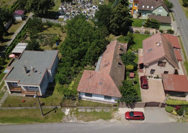 NA PREDAJ: Slnečný pozemok 918 m² v Kráľovej pri Senci so starším rodinným domom