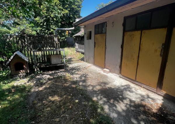 NA PREDAJ: Slnečný pozemok 918 m² v Kráľovej pri Senci so starším rodinným domom