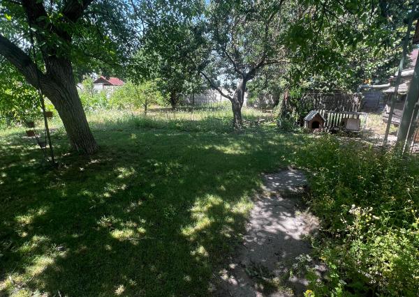 NA PREDAJ: Slnečný pozemok 918 m² v Kráľovej pri Senci so starším rodinným domom