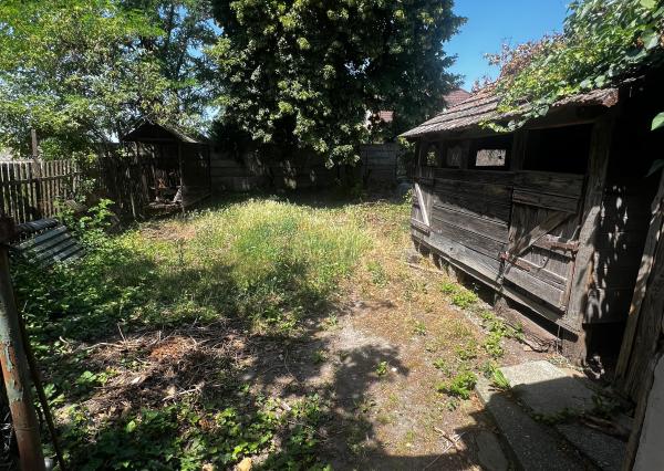 NA PREDAJ: Slnečný pozemok 918 m² v Kráľovej pri Senci so starším rodinným domom