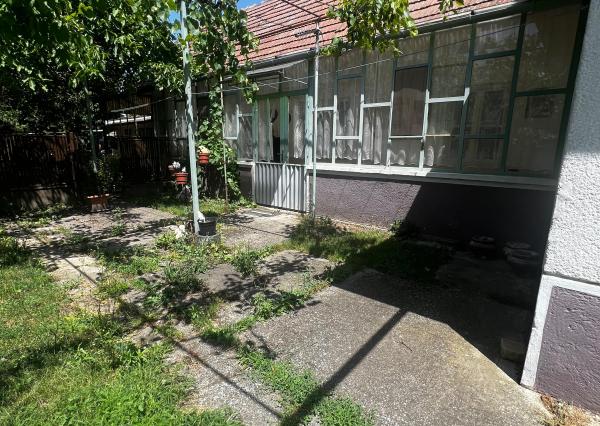 NA PREDAJ: Slnečný pozemok 918 m² v Kráľovej pri Senci so starším rodinným domom