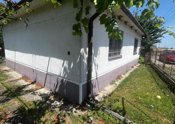 NA PREDAJ: Slnečný pozemok 918 m² v Kráľovej pri Senci so starším rodinným domom