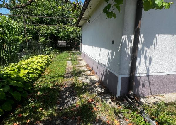 NA PREDAJ: Slnečný pozemok 918 m² v Kráľovej pri Senci so starším rodinným domom