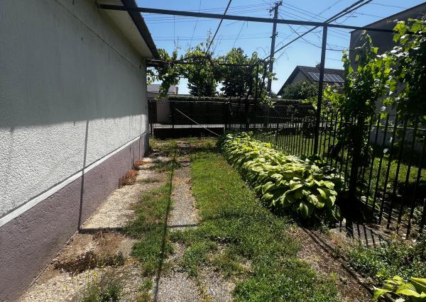 NA PREDAJ: Slnečný pozemok 918 m² v Kráľovej pri Senci so starším rodinným domom