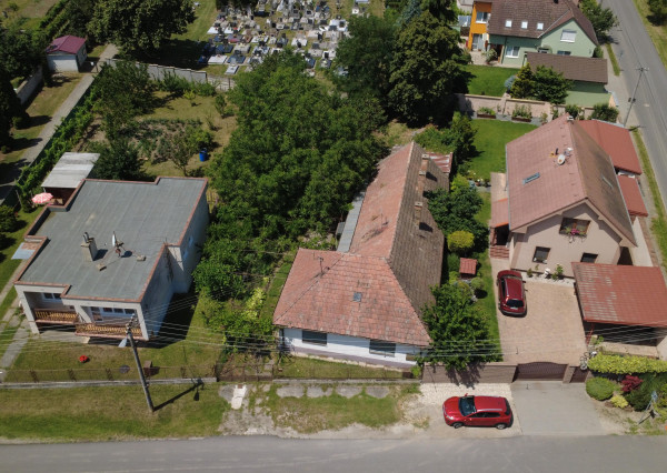 NA PREDAJ: Starší rodinný dom na pozemku 918 m² v Kráľovej pri Senci