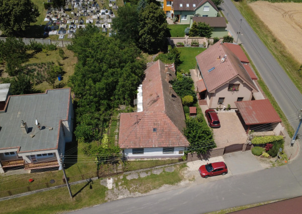 NA PREDAJ: Starší rodinný dom na pozemku 918 m² v Kráľovej pri Senci