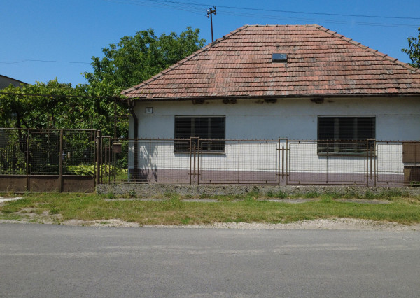 NA PREDAJ: Starší rodinný dom na pozemku 918 m² v Kráľovej pri Senci