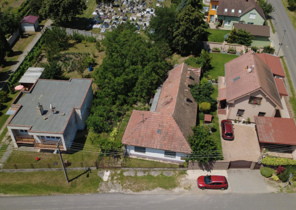 NA PREDAJ: Starší rodinný dom na pozemku 918 m² v Kráľovej pri Senci