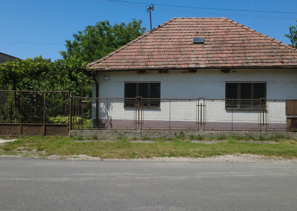 NA PREDAJ: Starší rodinný dom na pozemku 918 m² v Kráľovej pri Senci
