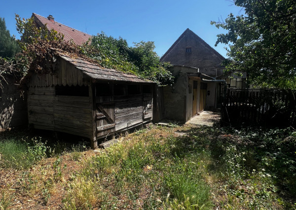 NA PREDAJ: Starší rodinný dom na pozemku 918 m² v Kráľovej pri Senci