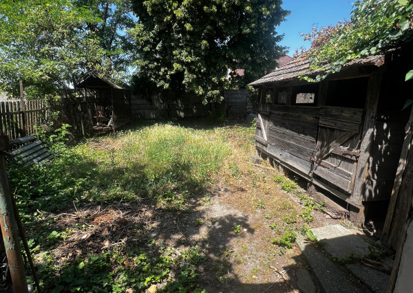 NA PREDAJ: Starší rodinný dom na pozemku 918 m² v Kráľovej pri Senci