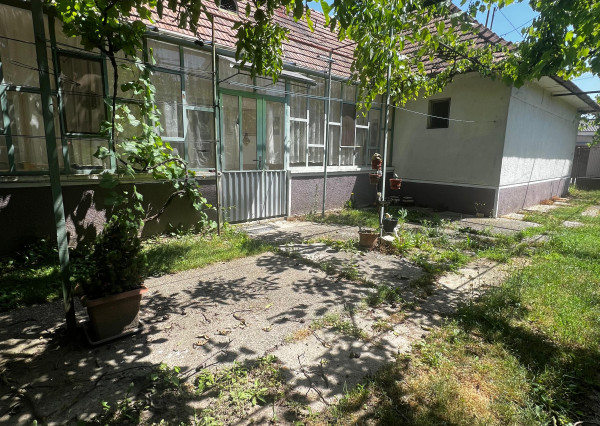 NA PREDAJ: Starší rodinný dom na pozemku 918 m² v Kráľovej pri Senci