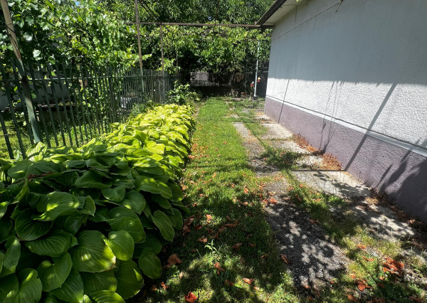 NA PREDAJ: Starší rodinný dom na pozemku 918 m² v Kráľovej pri Senci