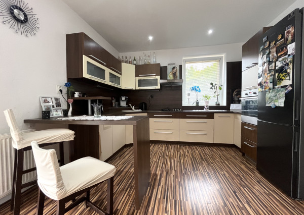 Wealth Group | ponúka na predaj 3-izbový tehlový byt s vlastným parkovaním- Bojničky, okr.Hlohovec