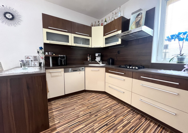 Wealth Group | ponúka na predaj 3-izbový tehlový byt s vlastným parkovaním- Bojničky, okr.Hlohovec