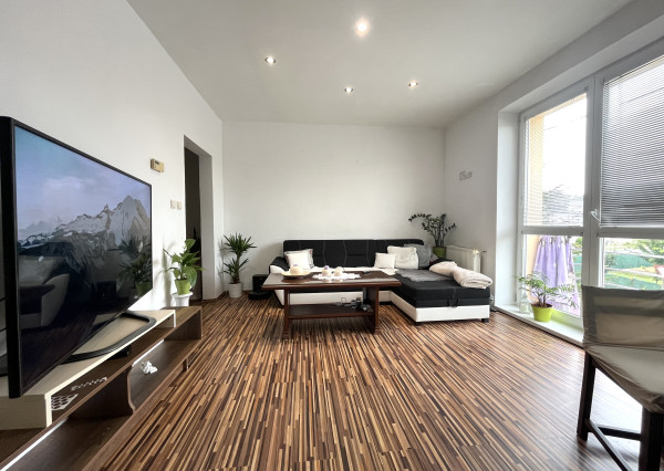 Wealth Group | ponúka na predaj 3-izbový tehlový byt s vlastným parkovaním- Bojničky, okr.Hlohovec