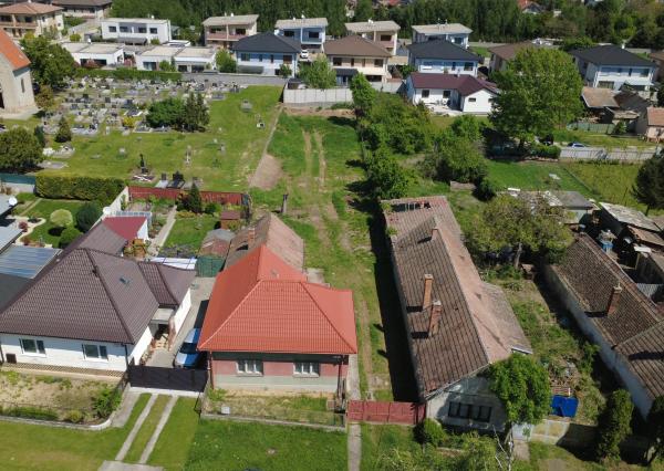 Veľký Biel, okr. SC – NA PREDAJ starší, čiastočne prerobený, tehlový rodinný dom s priestranným, perspektívnym pozemkom.