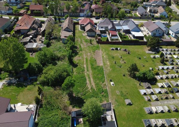 Veľký Biel, okr. SC – NA PREDAJ starší, čiastočne prerobený, tehlový rodinný dom s priestranným, perspektívnym pozemkom.