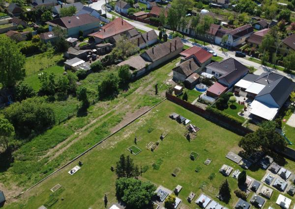 Veľký Biel, okr. SC – NA PREDAJ starší, čiastočne prerobený, tehlový rodinný dom s priestranným, perspektívnym pozemkom.