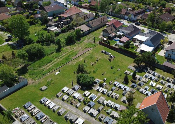 Veľký Biel, okr. SC – NA PREDAJ starší, čiastočne prerobený, tehlový rodinný dom s priestranným, perspektívnym pozemkom.