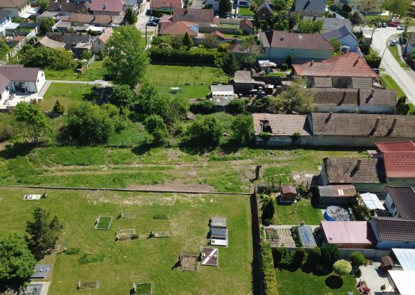 Veľký Biel, okr. SC – NA PREDAJ starší, čiastočne prerobený, tehlový rodinný dom s priestranným, perspektívnym pozemkom.