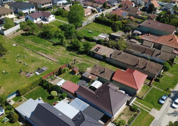 Veľký Biel, okr. SC – NA PREDAJ starší, čiastočne prerobený, tehlový rodinný dom s priestranným, perspektívnym pozemkom.