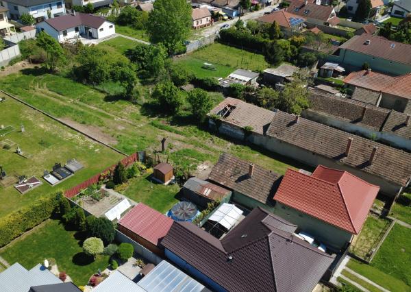 Veľký Biel, okr. SC – NA PREDAJ starší, čiastočne prerobený, tehlový rodinný dom s priestranným, perspektívnym pozemkom.