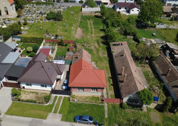 Veľký Biel, okr. SC – NA PREDAJ starší, čiastočne prerobený, tehlový rodinný dom s priestranným, perspektívnym pozemkom.