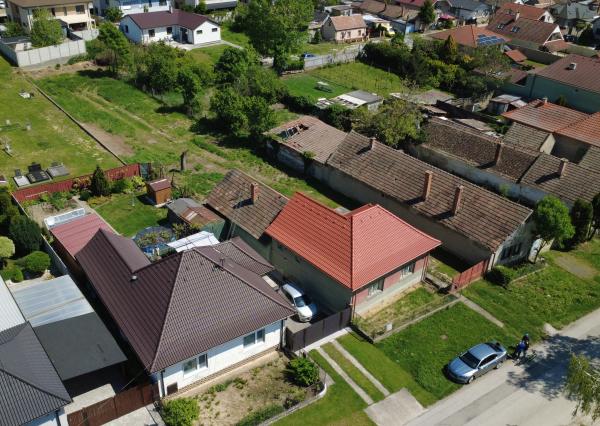 Veľký Biel, okr. SC – NA PREDAJ starší, čiastočne prerobený, tehlový rodinný dom s priestranným, perspektívnym pozemkom.