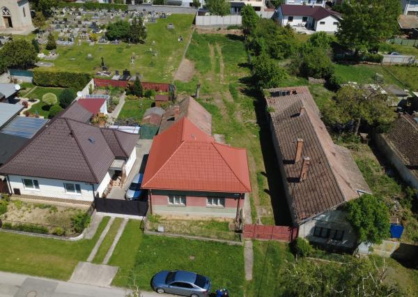 Veľký Biel, okr. SC – NA PREDAJ starší, čiastočne prerobený, tehlový rodinný dom s priestranným, perspektívnym pozemkom.