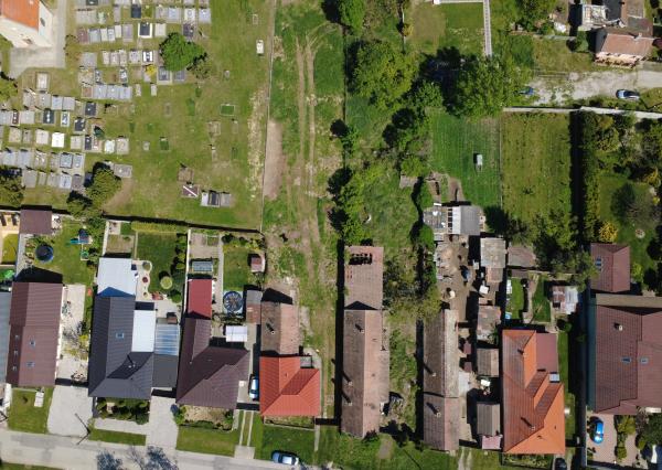 Veľký Biel, okr. SC – NA PREDAJ starší, čiastočne prerobený, tehlový rodinný dom s priestranným, perspektívnym pozemkom.