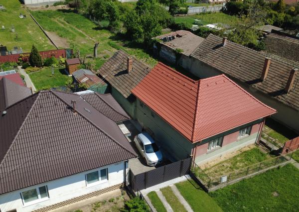 Veľký Biel, okr. SC – NA PREDAJ starší, čiastočne prerobený, tehlový rodinný dom s priestranným, perspektívnym pozemkom.