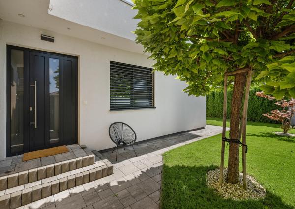 Senec (časť Malý Biel) - na predaj nadštandardný 4 izbový RD v tichej lokalite, s otvorenou galériou