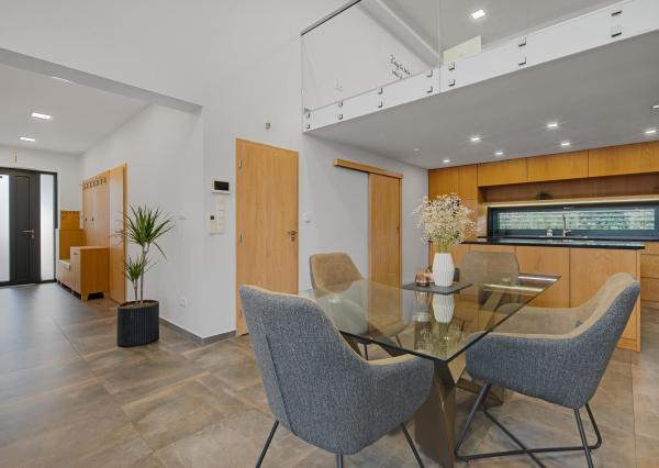 Senec (časť Malý Biel) - na predaj nadštandardný 4 izbový RD v tichej lokalite, s otvorenou galériou