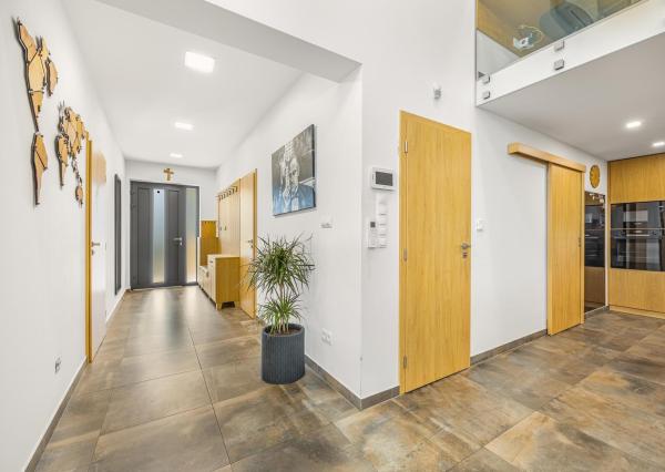 Senec (časť Malý Biel) - na predaj nadštandardný 4 izbový RD v tichej lokalite, s otvorenou galériou