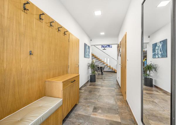 Senec (časť Malý Biel) - na predaj nadštandardný 4 izbový RD v tichej lokalite, s otvorenou galériou