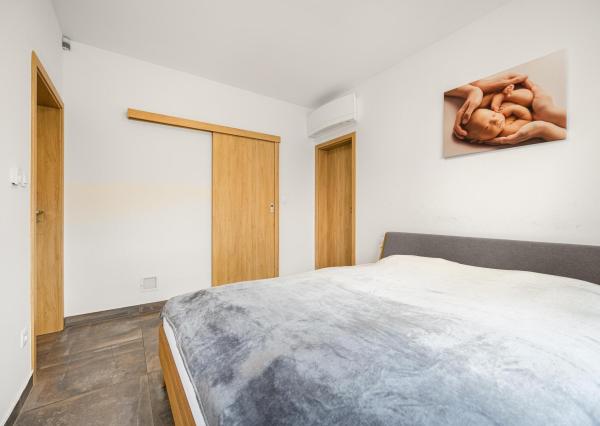 Senec (časť Malý Biel) - na predaj nadštandardný 4 izbový RD v tichej lokalite, s otvorenou galériou