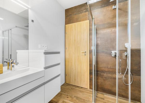 Senec (časť Malý Biel) - na predaj nadštandardný 4 izbový RD v tichej lokalite, s otvorenou galériou