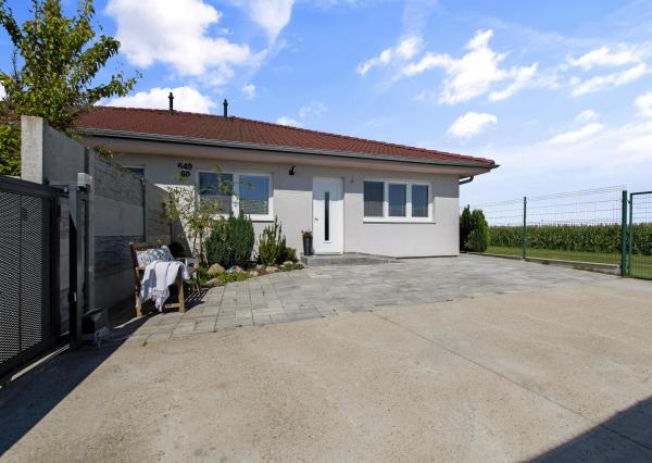 Hrubá Borša, okr. Senec – NA PREDAJ NOVOSTAVBA - výborne dispozične riešený 4 izbový rodinný dom s úžasnou rodinnou atmosférou, upravenou záhradou, terasou a parkovacím státím vo dvore.