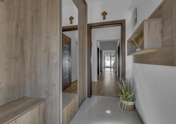 Hrubá Borša, okr. Senec – NA PREDAJ NOVOSTAVBA - výborne dispozične riešený 4 izbový rodinný dom s úžasnou rodinnou atmosférou, upravenou záhradou, terasou a parkovacím státím vo dvore.