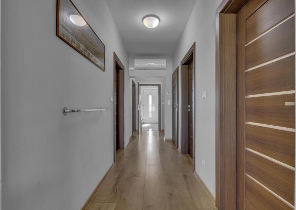 Hrubá Borša, okr. Senec – NA PREDAJ NOVOSTAVBA - výborne dispozične riešený 4 izbový rodinný dom s úžasnou rodinnou atmosférou, upravenou záhradou, terasou a parkovacím státím vo dvore.