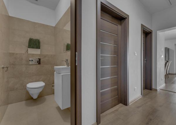 Hrubá Borša, okr. Senec – NA PREDAJ NOVOSTAVBA - výborne dispozične riešený 4 izbový rodinný dom s úžasnou rodinnou atmosférou, upravenou záhradou, terasou a parkovacím státím vo dvore.