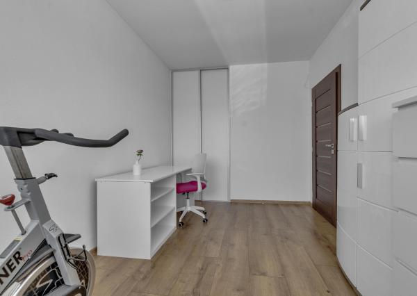 Hrubá Borša, okr. Senec – NA PREDAJ NOVOSTAVBA - výborne dispozične riešený 4 izbový rodinný dom s úžasnou rodinnou atmosférou, upravenou záhradou, terasou a parkovacím státím vo dvore.