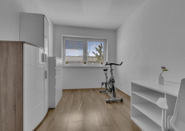 Hrubá Borša, okr. Senec – NA PREDAJ NOVOSTAVBA - výborne dispozične riešený 4 izbový rodinný dom s úžasnou rodinnou atmosférou, upravenou záhradou, terasou a parkovacím státím vo dvore.