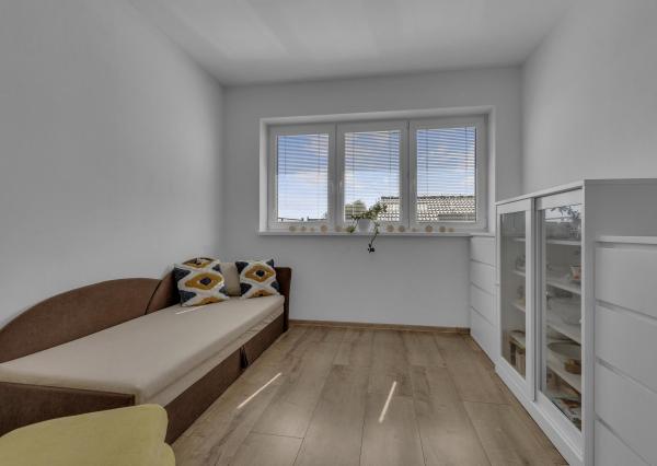 Hrubá Borša, okr. Senec – NA PREDAJ NOVOSTAVBA - výborne dispozične riešený 4 izbový rodinný dom s úžasnou rodinnou atmosférou, upravenou záhradou, terasou a parkovacím státím vo dvore.