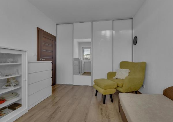 Hrubá Borša, okr. Senec – NA PREDAJ NOVOSTAVBA - výborne dispozične riešený 4 izbový rodinný dom s úžasnou rodinnou atmosférou, upravenou záhradou, terasou a parkovacím státím vo dvore.