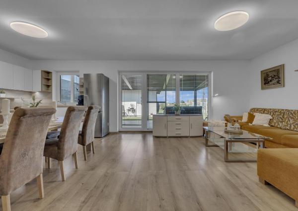 Hrubá Borša, okr. Senec – NA PREDAJ NOVOSTAVBA - výborne dispozične riešený 4 izbový rodinný dom s úžasnou rodinnou atmosférou, upravenou záhradou, terasou a parkovacím státím vo dvore.