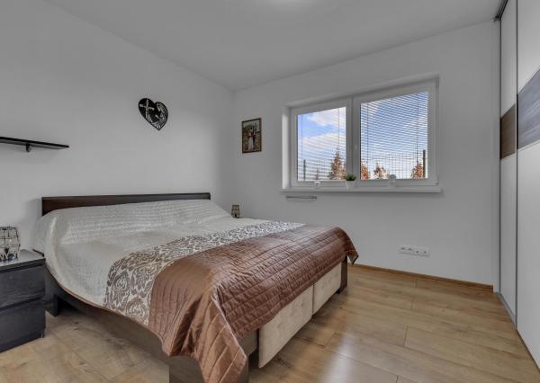 Hrubá Borša, okr. Senec – NA PREDAJ NOVOSTAVBA - výborne dispozične riešený 4 izbový rodinný dom s úžasnou rodinnou atmosférou, upravenou záhradou, terasou a parkovacím státím vo dvore.