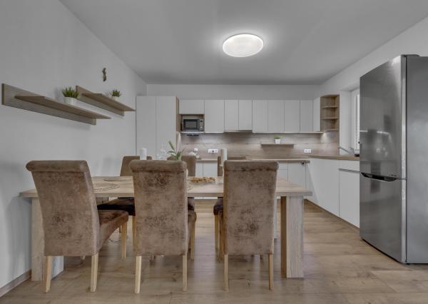 Hrubá Borša, okr. Senec – NA PREDAJ NOVOSTAVBA - výborne dispozične riešený 4 izbový rodinný dom s úžasnou rodinnou atmosférou, upravenou záhradou, terasou a parkovacím státím vo dvore.